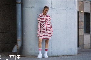 小白鞋沾墨水了怎么辦？小白鞋上的墨水去除方法