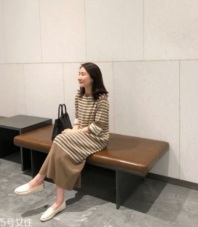 條紋連衣裙配什么鞋子？條紋連衣裙搭配鞋子圖片