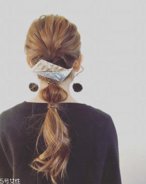 絲巾編發(fā)圖解 絲巾馬尾編發(fā)教程 絲巾編發(fā)圖解 絲巾馬尾編發(fā)教程