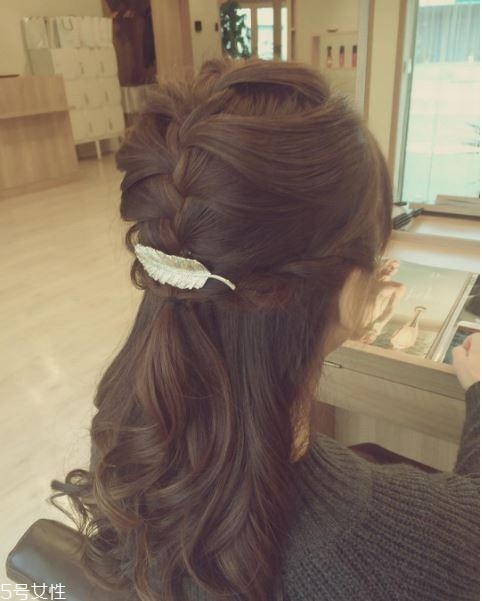 絲巾編發(fā)圖解 絲巾馬尾編發(fā)教程 絲巾編發(fā)圖解 絲巾馬尾編發(fā)教程