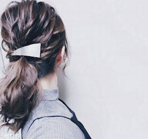 絲巾編發(fā)圖解 絲巾馬尾編發(fā)教程 絲巾編發(fā)圖解 絲巾馬尾編發(fā)教程