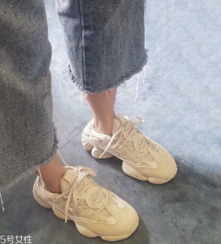 yeezy 500偏碼嗎？yeezy 500鞋碼標(biāo)準(zhǔn)嗎