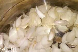 新鮮百合能泡水喝嗎？新鮮百合泡水好嗎？