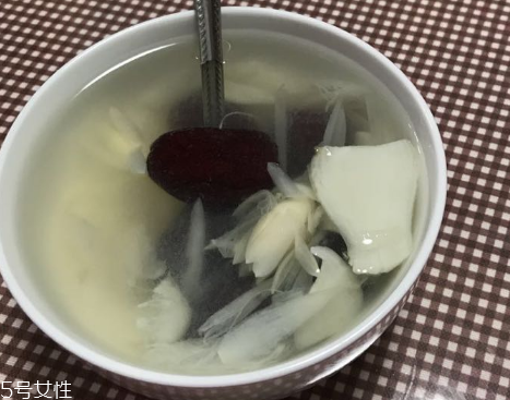 新鮮百合能泡水喝嗎？新鮮百合泡水好嗎？