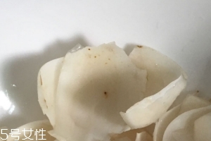 新鮮百合可以燉雞嗎？新鮮百合燉雞好吃嗎？