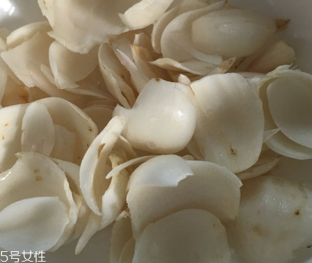 新鮮百合可以燉雞嗎？新鮮百合燉雞好吃嗎？