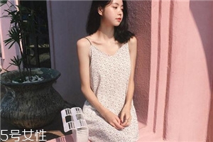 吊帶裙怎么穿好看？吊帶裙穿搭技巧