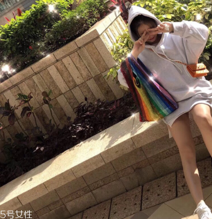 ashish彩虹亮片包多少錢？ashish彩虹亮片包價格