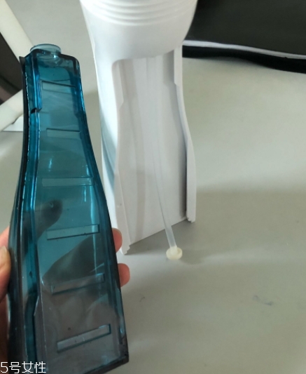 沖牙器和牙線哪個好？沖牙器和牙線的優(yōu)缺點
