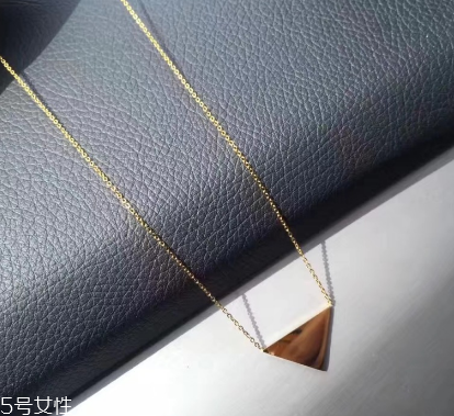 項(xiàng)鏈可以戴著睡覺嗎？項(xiàng)鏈睡覺戴好不好