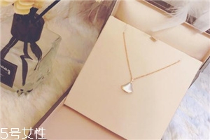 寶格麗扇子項(xiàng)鏈?zhǔn)鞘裁床馁|(zhì)？寶格麗小扇子項(xiàng)鏈材質(zhì)