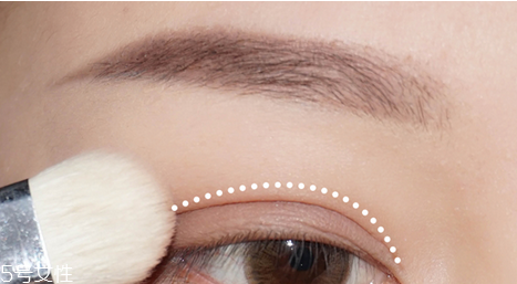 藕粉色眼影配什么口紅 藕粉色日常眼妝教程 藕粉色眼影配什么口紅 藕粉色日常眼妝教程