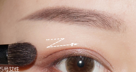 藕粉色眼影配什么口紅 藕粉色日常眼妝教程 藕粉色眼影配什么口紅 藕粉色日常眼妝教程