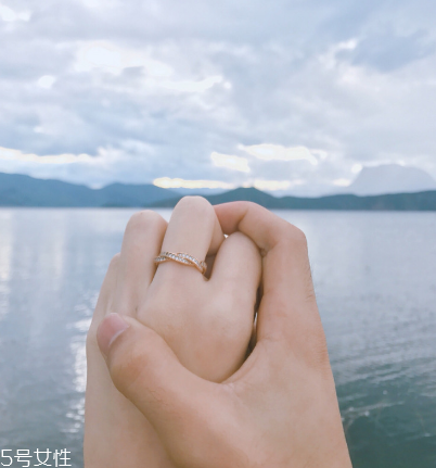 戒指戴中指是什么意思？戒指戴中指代表什么含義
