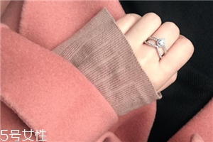 戒指戴小指是什么意思？戒指戴小指代表什么含義