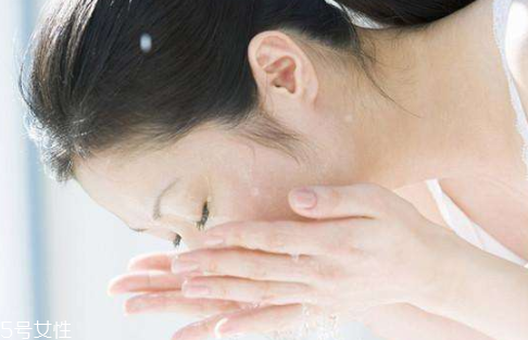 夏天怎么洗臉才不油膩 夏天潔面正確方法 夏天怎么洗臉才不油膩 夏天潔面正確方法