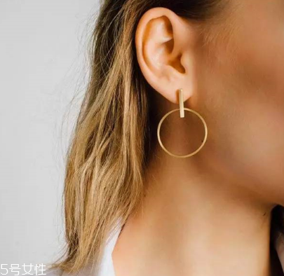 耳環(huán)可以戴著睡覺嗎？耳環(huán)能不能戴著睡覺