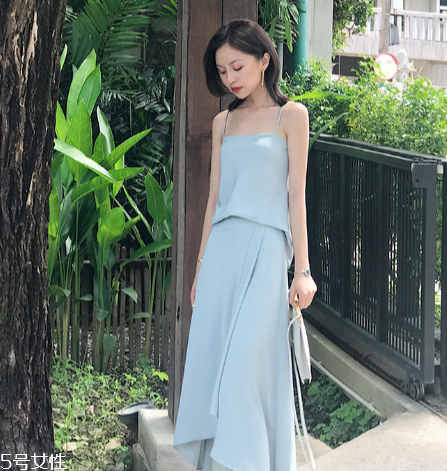 夏天穿什么顏色衣服顯白？夏天最顯白的衣服顏色