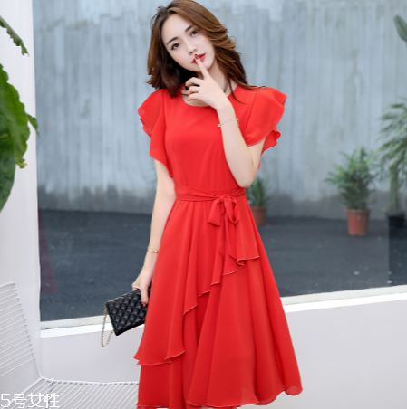 夏天穿什么顏色衣服顯白？夏天最顯白的衣服顏色