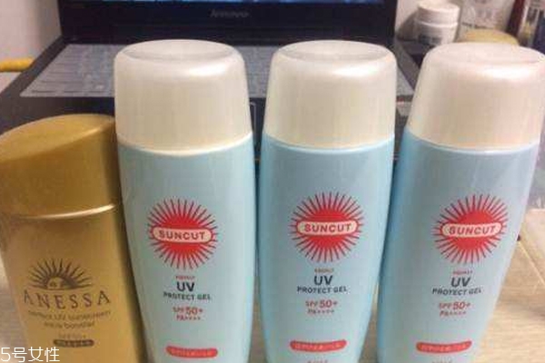 高絲suncut藍瓶防曬霜是物理防曬嗎？會不會搓泥
