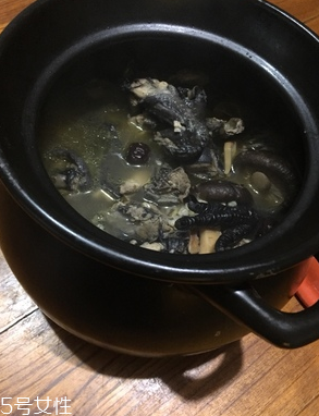 烏雞是公雞好還是母雞好？烏雞買公雞還是母雞？