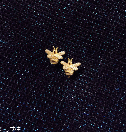 耳釘有血跡怎么清洗？耳釘上的血跡用什么洗？