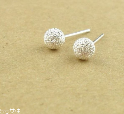 耳釘一定要打耳洞嗎？耳釘要有耳洞嗎？