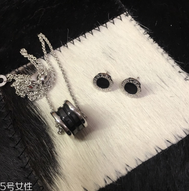 耳釘上有綠東西是什么？耳釘變綠了怎么清洗？