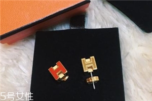 耳釘上有綠東西是什么？耳釘變綠了怎么清洗？