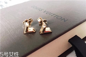 耳釘穿不過(guò)去怎么辦？耳釘卡在中間怎么處理？
