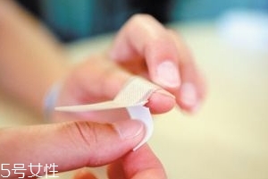 創(chuàng)可貼可以貼痘痘嗎？創(chuàng)可貼貼痘痘好嗎？