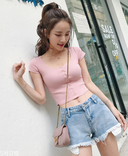 今年夏天流行什么露臍裝？今夏最火的露臍裝搭配
