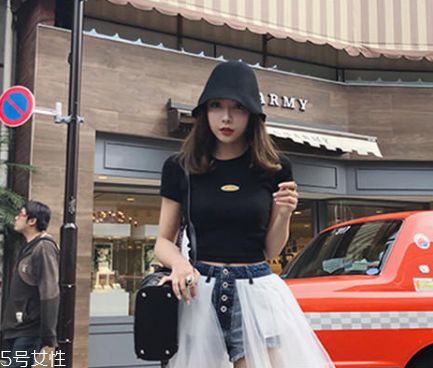 今年夏天流行什么露臍裝？今夏最火的露臍裝搭配