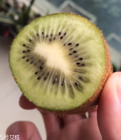 綠心獼猴桃含葉酸嗎？綠心獼猴桃里面有葉酸嗎？