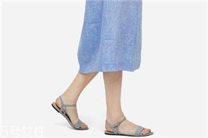 腳寬的人適合穿什么涼鞋？腳胖穿什么涼鞋好看？