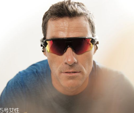 oakley眼鏡真假辨別 歐克利眼鏡怎么辨別真假？