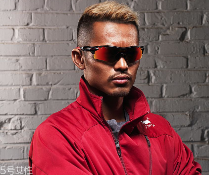 oakley眼鏡真假辨別 歐克利眼鏡怎么辨別真假？