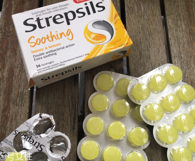 strepsils是什么藥？strepsils治什么?。?></p><p>慢性咽炎</p><p>咽喉是臟腑的門戶，臟腑虛火上升就會(huì)熏擾到咽喉，熱氣凝結(jié)不散，就會(huì)讓嗓子不舒服了，出現(xiàn)喉嚨干，喉嚨癢，有痰咳不出來的感覺，再加上一些外邪的入侵和刺激，嗓子會(huì)更加不舒服，然后逐步發(fā)展為慢性咽炎了。所以，可用中藥瑤山咽炎靈進(jìn)行系統(tǒng)性地調(diào)理</p><p>感冒</p><p>感冒是呼吸道受病毒感染，可以引起喉嚨痛。</p><p>咽喉炎</p><p>咽喉炎可以引起喉嚨痛。最好不要吸煙和飲酒，盡可能飲用流質(zhì)，避免刺激咽喉部，服用阿司匹林或阿司匹林替代品可以解除不適，如48小時(shí)內(nèi)不見好轉(zhuǎn)，請去醫(yī)院就診。</p><p>看了以上的文字描述小編希望多多少少對你是有些幫助的，生活中這些小癥狀可能不會(huì)引起我們的重視，常常就是由于我們的不重視而加重我們的病情，小編在這里提醒各位讀者一定要多多注意自己的身體，面對疾病早發(fā)現(xiàn)早治療。</p> </div>
<div align=
