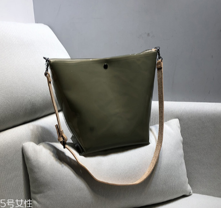 穿裙子背什么包包好看？穿裙子適合背什么包？