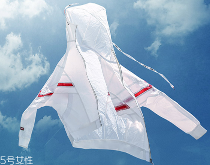 防曬衣里面穿什么？防曬衣里面怎么搭配？