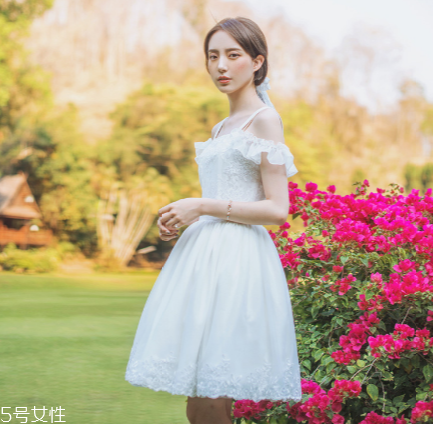 復(fù)古連衣裙怎么搭配？復(fù)古連衣裙搭配圖片