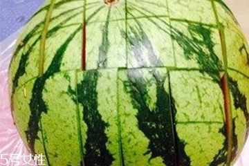 西瓜擺盤切法 怎樣切西瓜不浪費(fèi)？
