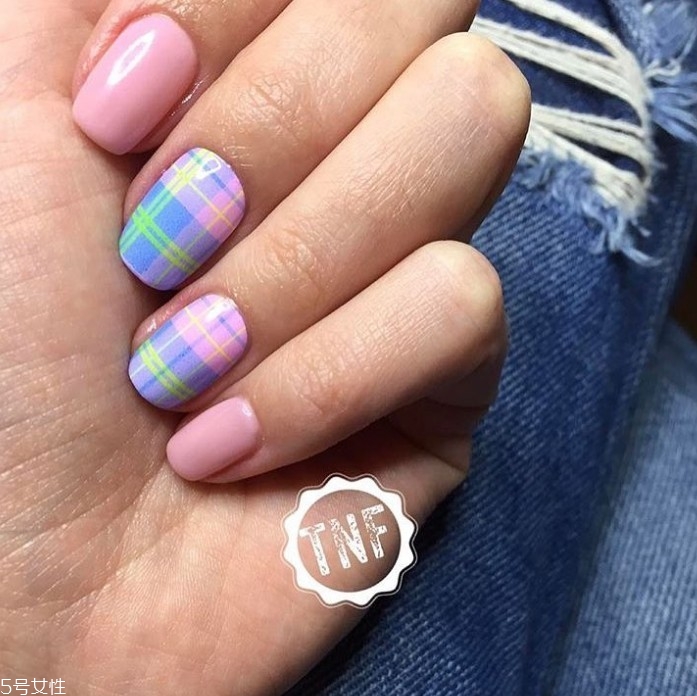 夏日海灘風美甲樣式 令指甲消暑的海灘風美甲圖案