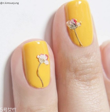 夏日海灘風美甲樣式 令指甲消暑的海灘風美甲圖案