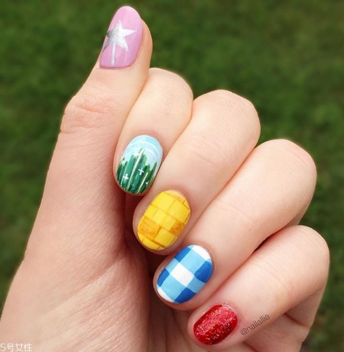 夏日海灘風美甲樣式 令指甲消暑的海灘風美甲圖案