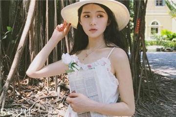 吊帶連衣裙怎么穿好看？夏季吊帶連衣裙搭配圖片