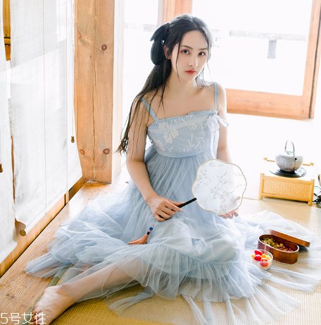 吊帶連衣裙怎么穿好看？夏季吊帶連衣裙搭配圖片