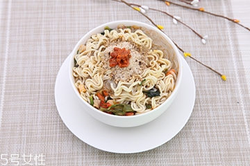 方便面和米飯哪個(gè)熱量高？方便面和米飯哪個(gè)更容易長(zhǎng)胖？