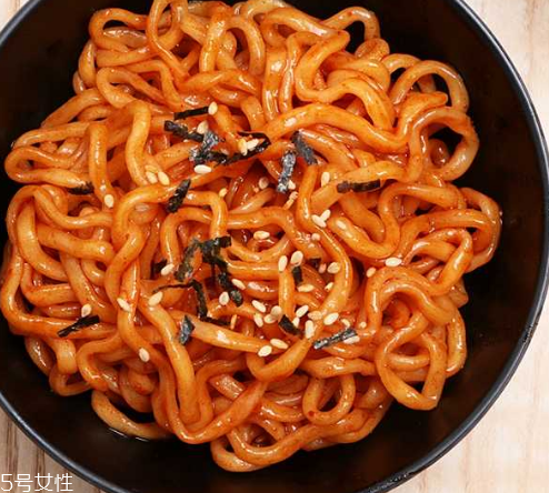 方便面沒(méi)泡熟可以吃嗎？半生不熟的泡面可以吃嗎？