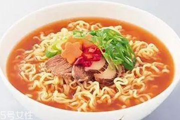 方便面沒(méi)泡熟可以吃嗎？半生不熟的泡面可以吃嗎？